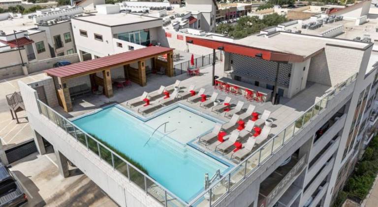 Apartment with pool — photo 4