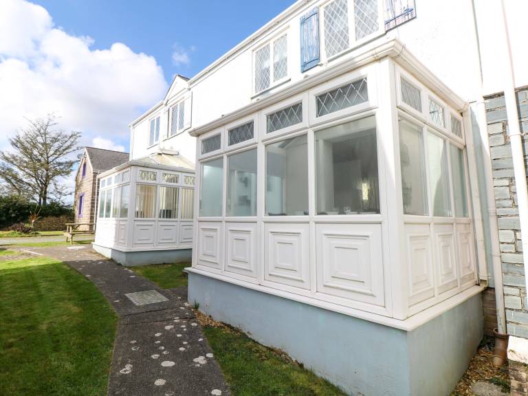 Child-friendly cottage with pool, garden & BBQ | Beach view | Dogs allowed in Tenby