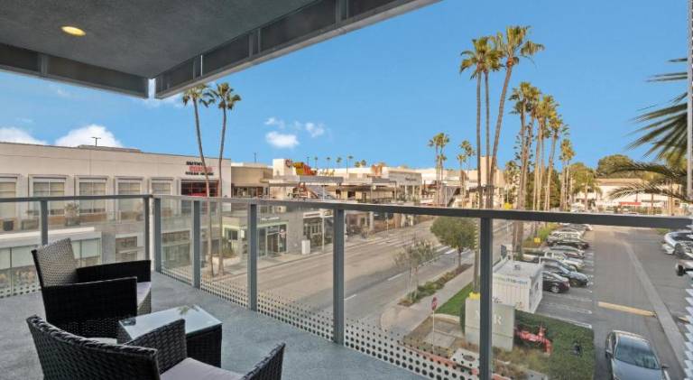 Spacious holiday apartment with hot tub & pool | Beach nearby | Pets allowed in Santa Monica, CA