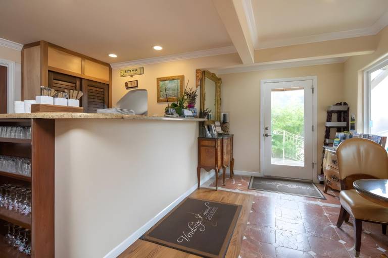 The Vendange Carmel Inn & Suites — photo 2