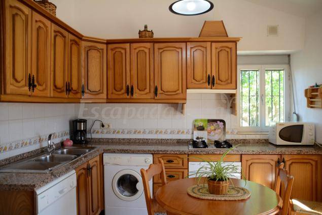 Cottage with barbecue, yard & patio | Mountain view — photo 4