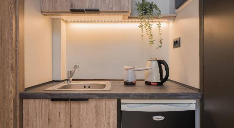 Serviced apartment with yard & patio — photo 4