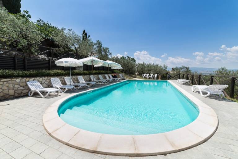 Holiday apartment with private pool & yard — photo 3