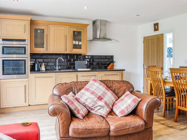 Children-friendly pleasant cottage with hot tub & yard | River view | Pets allowed — photo 5