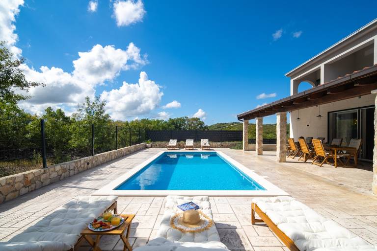 Fully equipped beautiful villa with fast internet, garden & barbecue | Pets allowed — photo 2