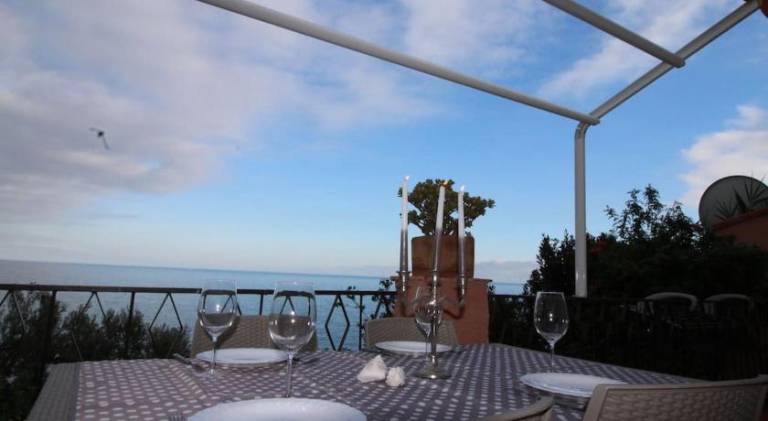 Holiday apartment with terrace & pool — photo 4