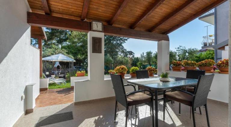Apartment with BBQ, terrace & garden — photo 4