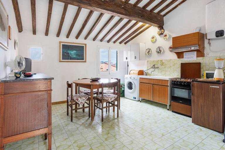 Holiday apartment with patio | City view — photo 4