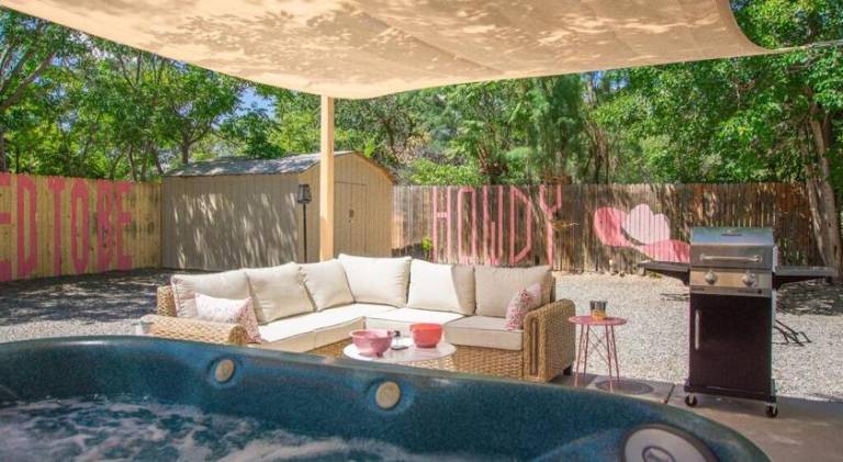 House with hot tub | Pet-friendly — photo 3