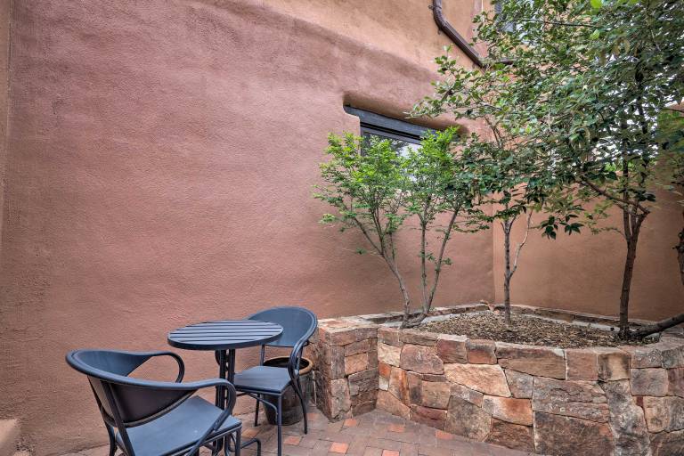 Historic Railyard Bungalow - Walkable Location! — photo 3