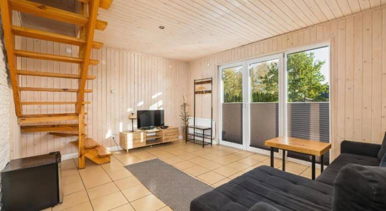 Lodge with patio, yard & barbeque — photo 2