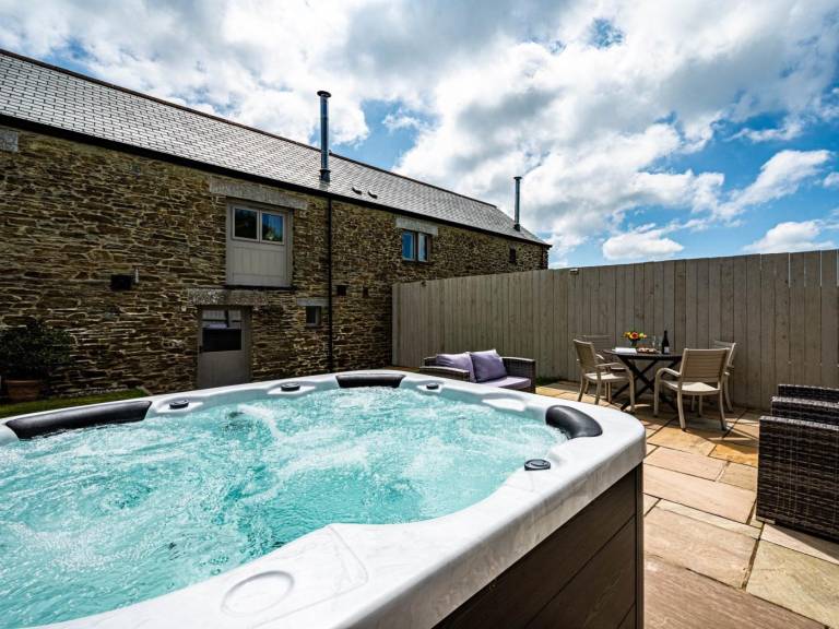 Cottage with hot tub & garden in Tintagel