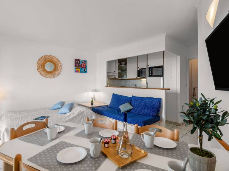 Children-friendly apartment with patio, pool & yard | Sea view | Pet-friendly — photo 4