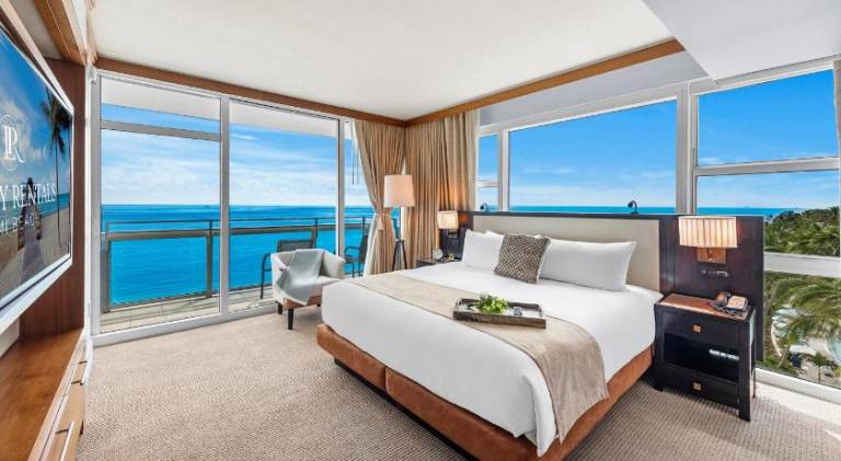 Family-friendly serviced apartment with yard, jacuzzi & sauna | Close to the beach | Perfect for remote work | Pet-friendly in Miami Beach, FL