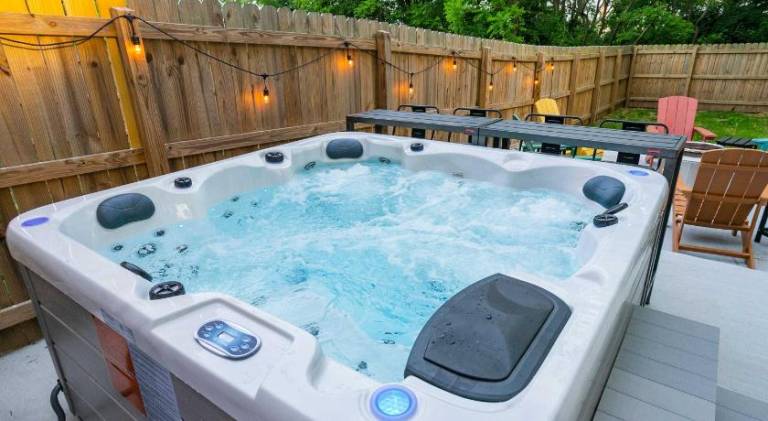 Vacation home with grill, garden & jacuzzi in Nashville, TN