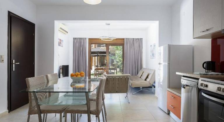 Beautiful apartment with garden, pool & patio | Pets are welcome — photo 3