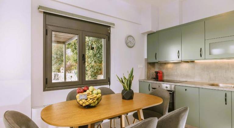 Lovely villa with private pool, patio & garden | Perfect for remote work | Pet-friendly — photo 4