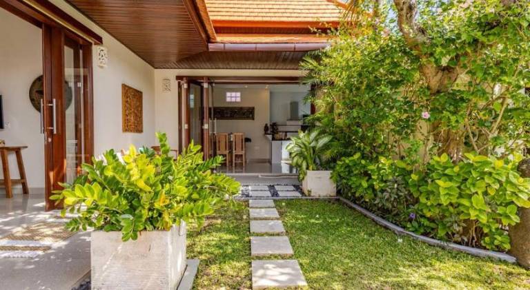 Villa with pool — photo 4