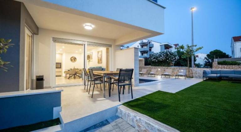 Rental apartment with terrace, garden & private pool — photo 4