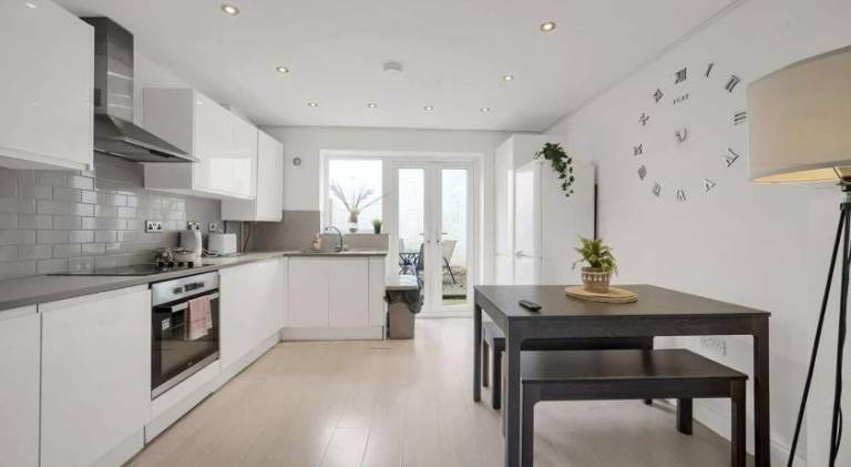 3Bedroom Home Near Cardiff Central with Garden — photo 3