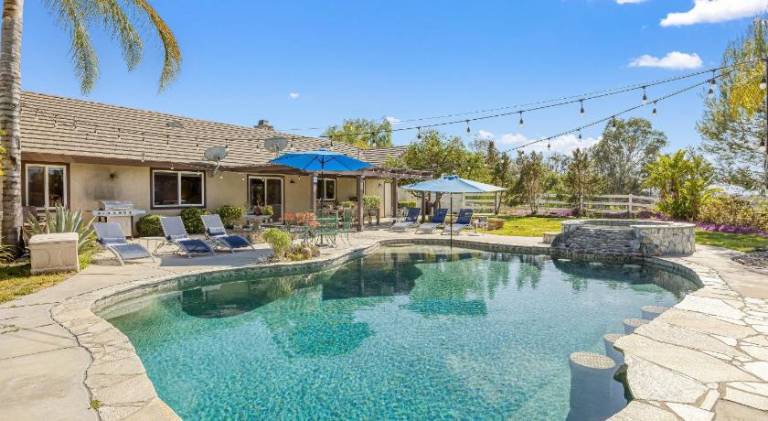 Big vacation home with hot tub & pool | Pet-friendly — photo 5