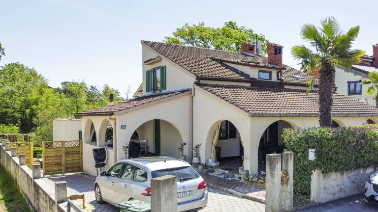 Vacation home with terrace, barbecue & yard — photo 4