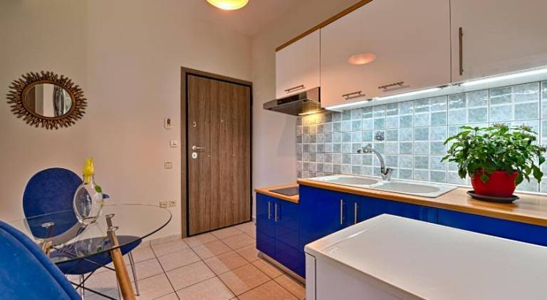 Serviced apartment with patio, yard & hot tub — photo 4