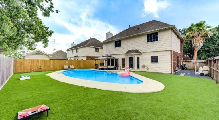House with jacuzzi & pool — photo 5