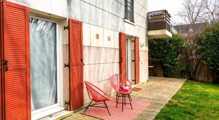 Rental apartment with patio & yard — photo 5