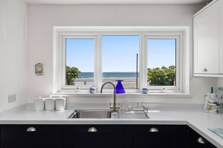 Family-friendly lovely cottage with yard & patio | Garden view | Close to the beach | Pets are welcome — photo 2