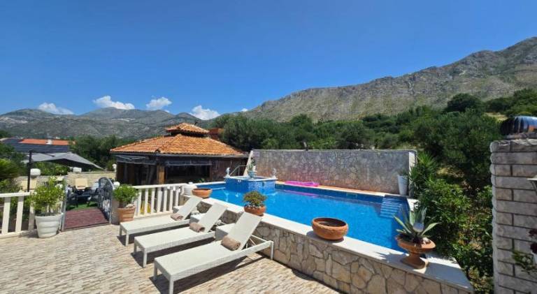 Lovely villa with jacuzzi & pool | Pets are welcome — photo 2