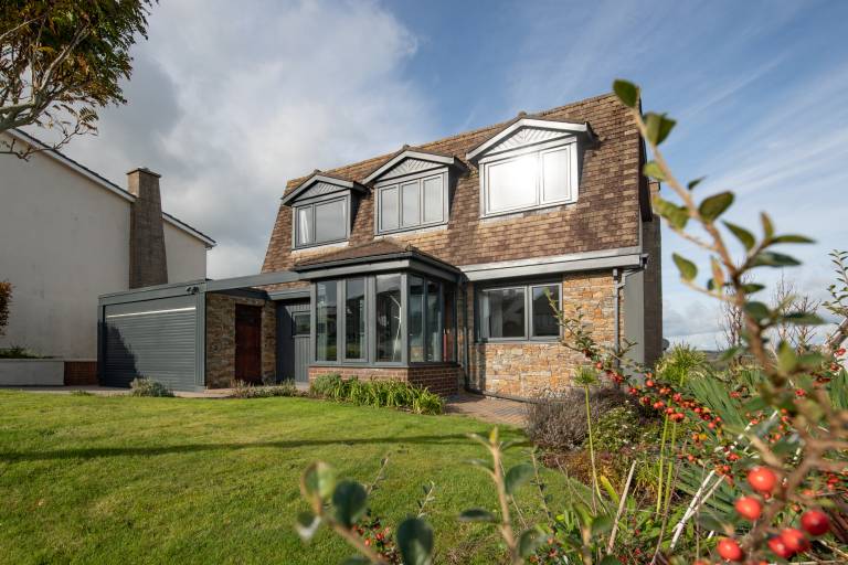 Cottage with terrace, jacuzzi & garden | Water view — photo 3