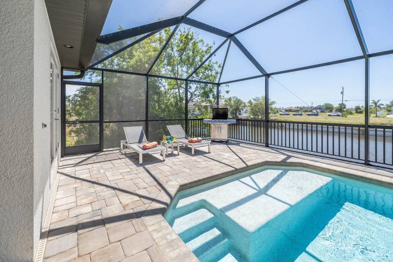House with private pool | Water view — photo 3