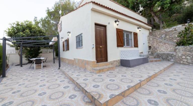 House with jacuzzi — photo 3