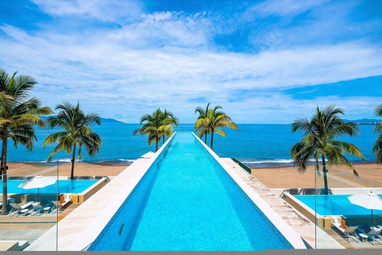Beachfront Luxury 4BR Penthouse with Incredible Ocean Views — photo 3