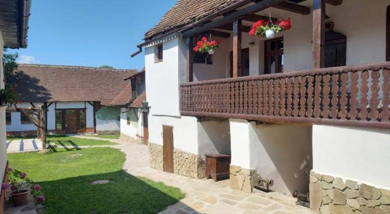 Pleasant house with patio, yard & barbeque | Pet-friendly in Brasov