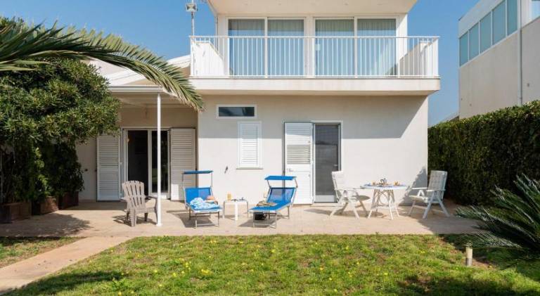 Beautiful rental apartment with barbeque & yard | Next to the beach | Pets allowed — photo 5