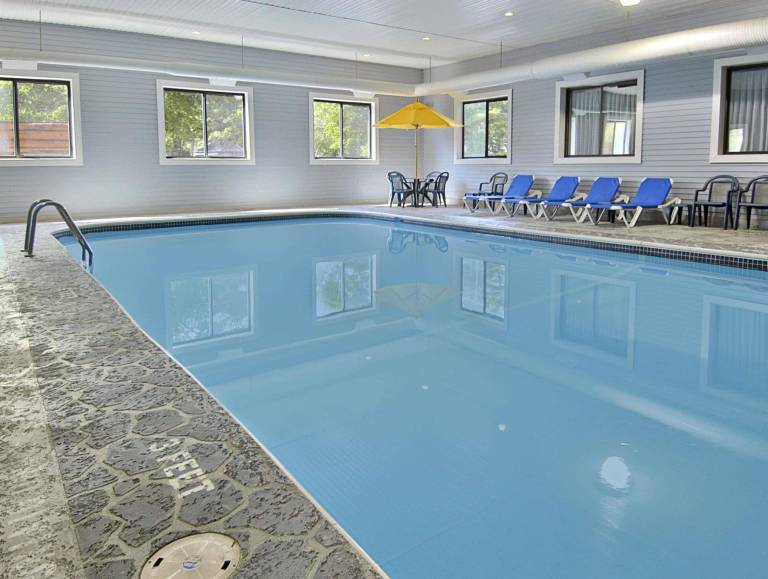Super 8 By Wyndham Bridgeview Of Mackinaw City — photo 4