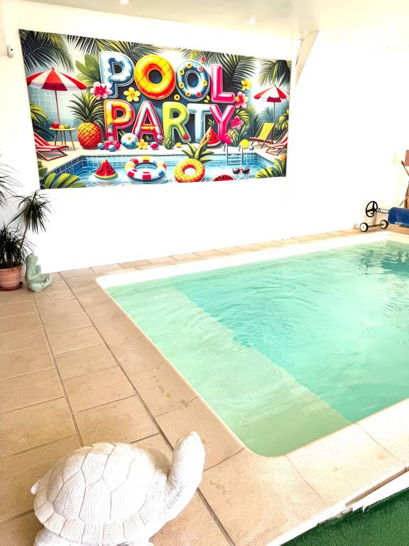 Vacation home with patio, heated pool & yard | Garden view in Chinon