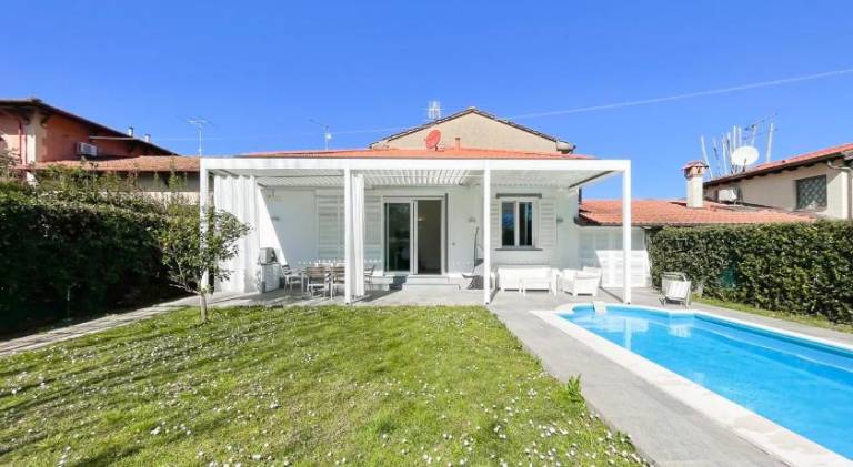 Vacation home with pool in Pietrasanta