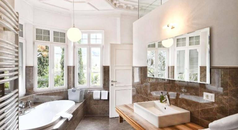 Serviced apartment with yard, pool & patio | Perfect for remote work — photo 2
