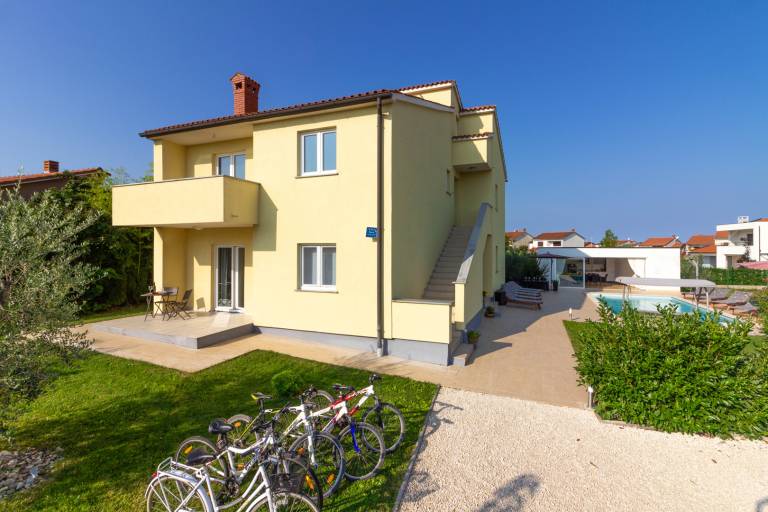 Lovely villa with BBQ & heated pool | Pet-friendly — photo 4