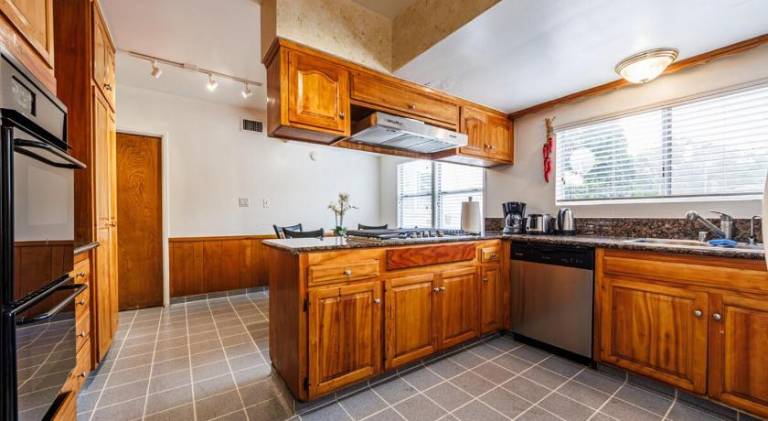 Private 2BR Santa Monica Casita - 5 Min to Beach — photo 3