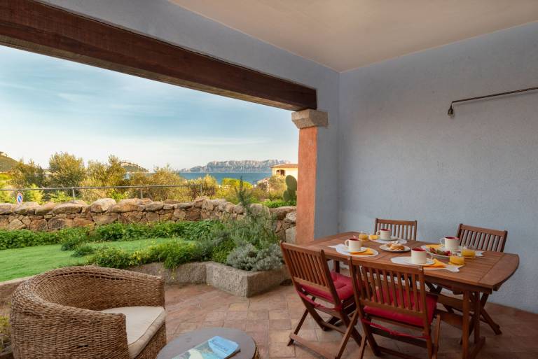 Holiday apartment with patio & yard — photo 4