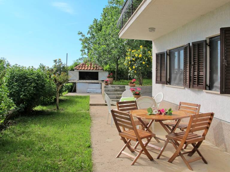 Fully equipped rental apartment with barbecue, terrace & yard | Sea view | Pets are welcome — photo 4