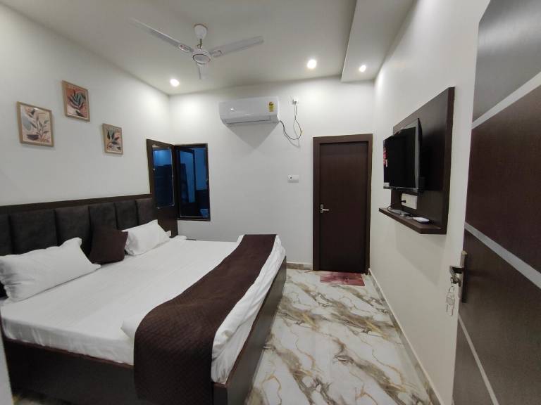 Vacation home | Pets allowed in Varanasi