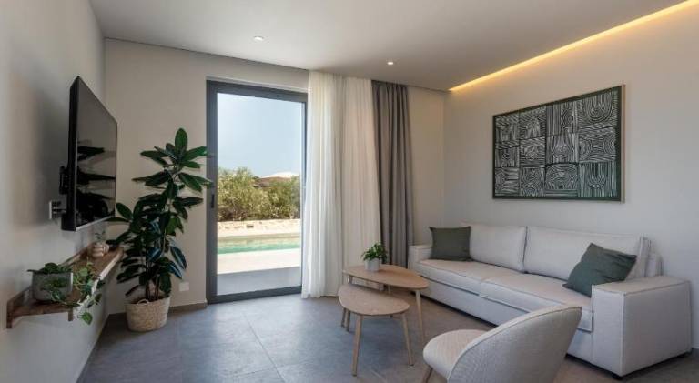 Villa with patio, yard & private pool | Suitable for remote work — photo 2