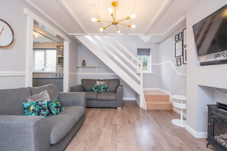 Fully equipped big house with pool, sauna & yard | Dogs allowed in Tenby