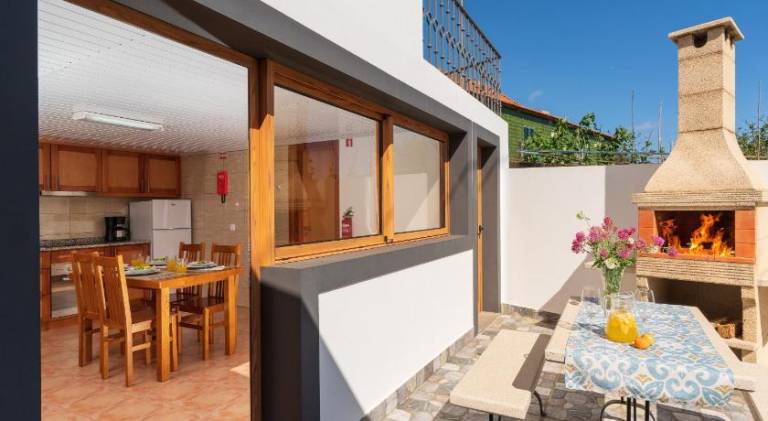 House with patio & BBQ | Dogs allowed — photo 2