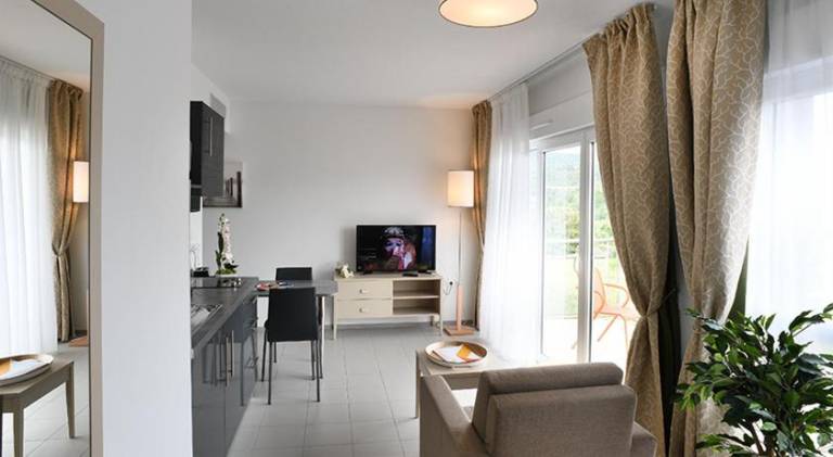 Serviced apartment with pool & yard — photo 2